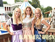 Promi-Ladies feiern bei der „Alpenherz Wiesn“ von Designerin Sandra Abt Foto: BrauerPhotos / J.Reetz